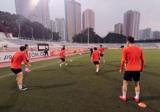 他想拯救的12岁半的小妓女同样是无法接近的。